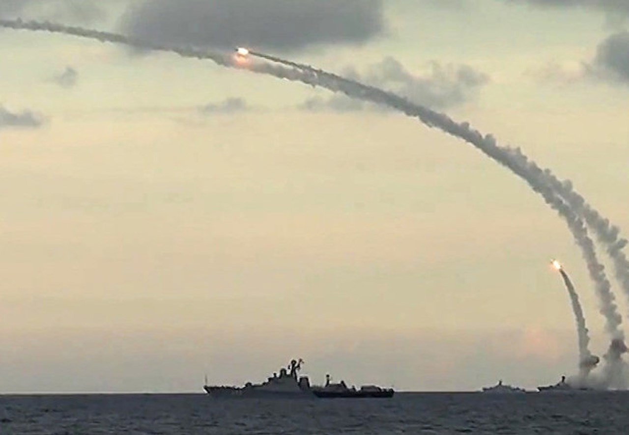 Không đàm với Lavrov thì phải gặp Shoigu: Những nắm đấm khiến các đối thủ giật mình thon thót - Ảnh 1. Không đàm với Lavrov thì phải gặp Shoigu: Những nắm đấm khiến các đối thủ giật mình thon thót - Ảnh 1.