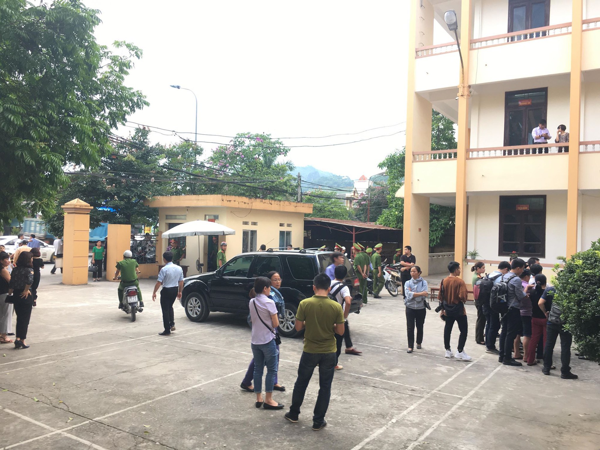 Vụ chạy thận Hòa Bình: Vì sao BS Lương lại ký tên vào y lệnh của 2 đồng nghiệp? - Ảnh 1. Vụ chạy thận Hòa Bình: Vì sao BS Lương lại ký tên vào y lệnh của 2 đồng nghiệp? - Ảnh 1.