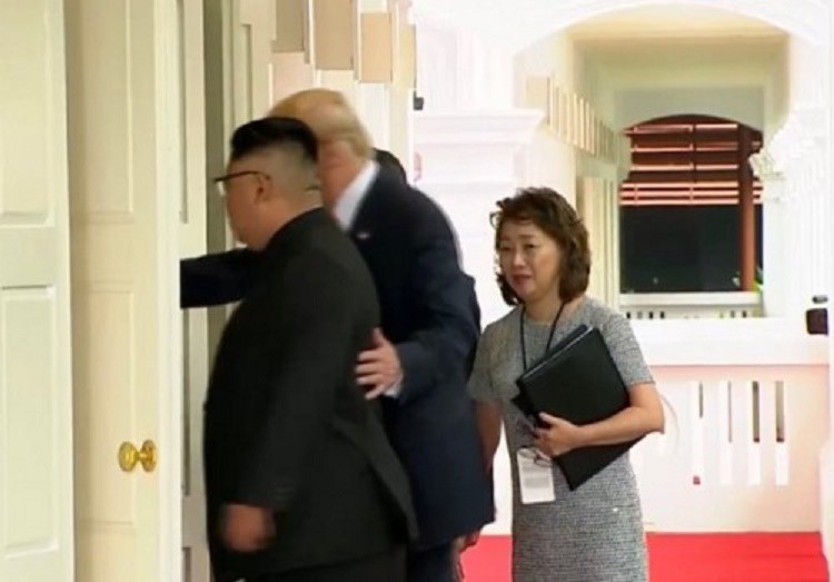 Hai người nắm giữ bí mật về cuộc họp kín giữa ông Trump và ông Kim - Ảnh 1. Hai người nắm giữ bí mật về cuộc họp kín giữa ông Trump và ông Kim - Ảnh 1.