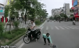 Sáng mùng 1, nhắc nhở cặp đôi đi ngược chiều, tài xế được nhận ngay "món quà" không ngờ Sáng mùng 1, nhắc nhở cặp đôi đi ngược chiều, tài xế được nhận ngay "món quà" không ngờ