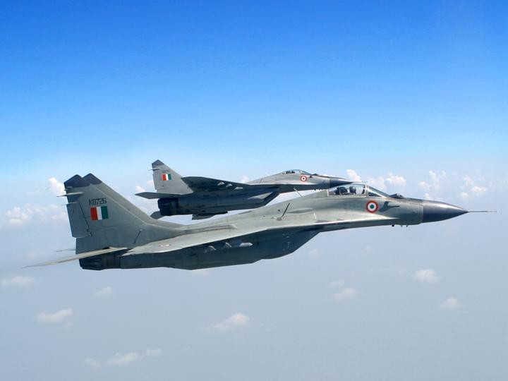 F-16 Pakistan sợ tiêm kích MiG-29 Ấn Độ như sợ cọp: Vì loại tên lửa đặc biệt? - Ảnh 1. F-16 Pakistan sợ tiêm kích MiG-29 Ấn Độ như sợ cọp: Vì loại tên lửa đặc biệt? - Ảnh 1.