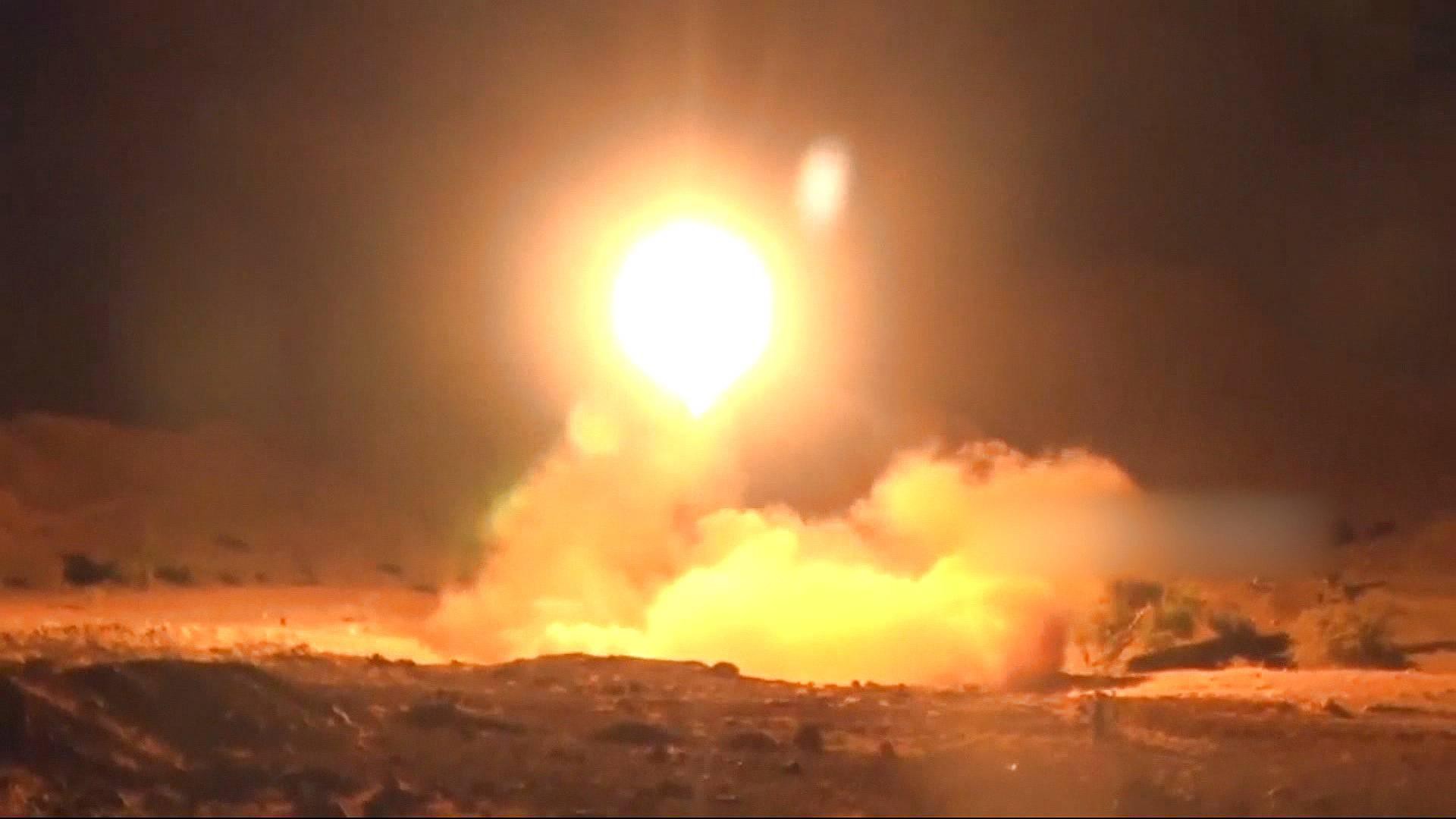 Houthi đánh hiểm khiến Arab Saudi thiệt hại nặng và nguy cơ bùng phát Thế chiến 3? - Ảnh 2. Houthi đánh hiểm khiến Arab Saudi thiệt hại nặng và nguy cơ bùng phát Thế chiến 3? - Ảnh 2.