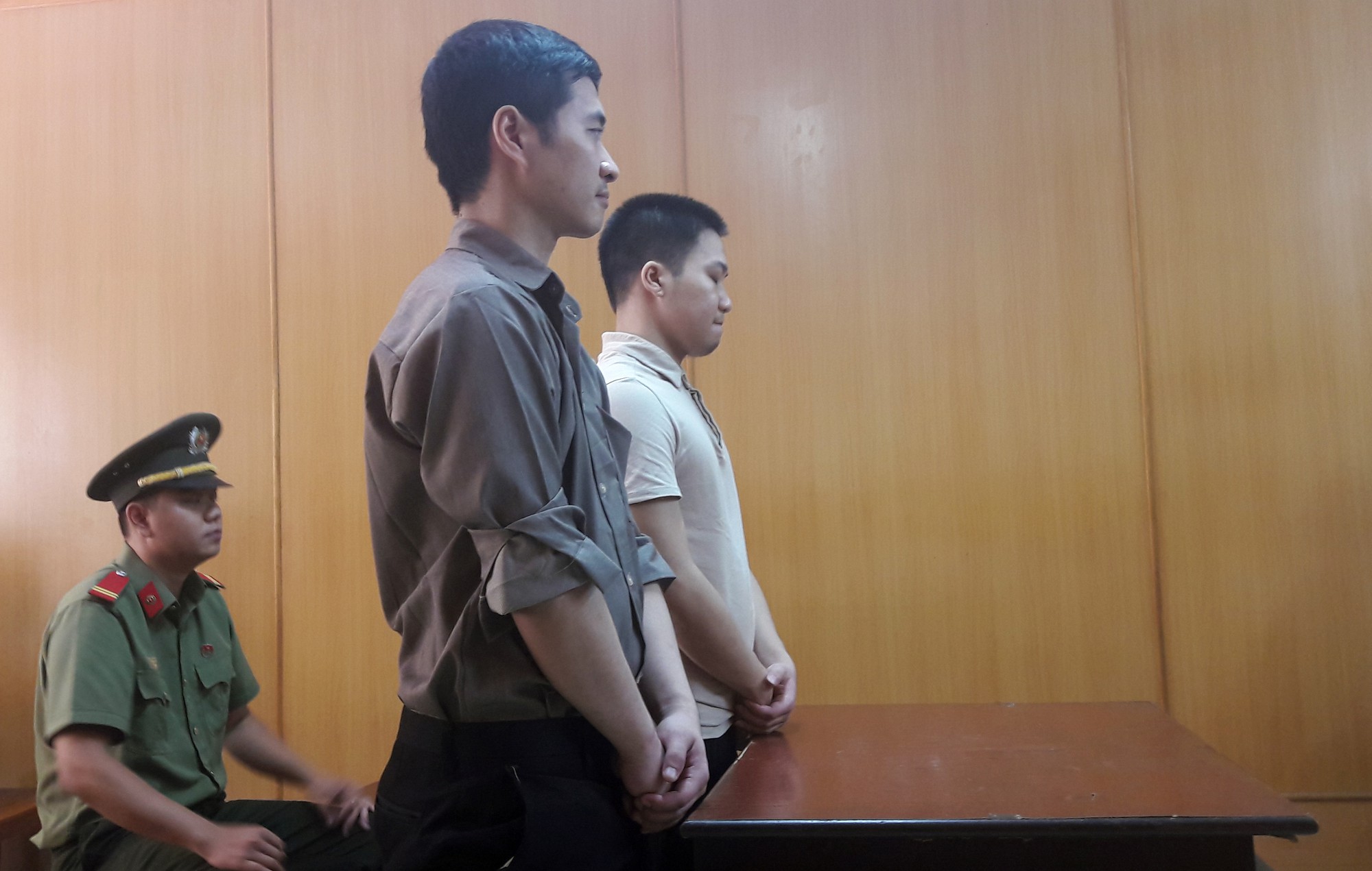 Hai người Trung Quốc dùng thẻ ngân hàng giả, chiếm đoạt hàng trăm triệu đồng - ảnh 2 Hai người Trung Quốc dùng thẻ ngân hàng giả, chiếm đoạt hàng trăm triệu đồng - Ảnh 1.