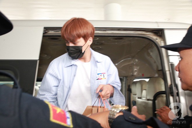 Quả bom sex Hyuna cùng dàn mỹ nam của Highlight chật vật di chuyển giữa biển fan Việt Nam - Ảnh 12.