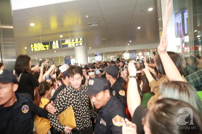 Quả bom sex Hyuna cùng dàn mỹ nam của Highlight chật vật di chuyển giữa biển fan Việt Nam - Ảnh 14.