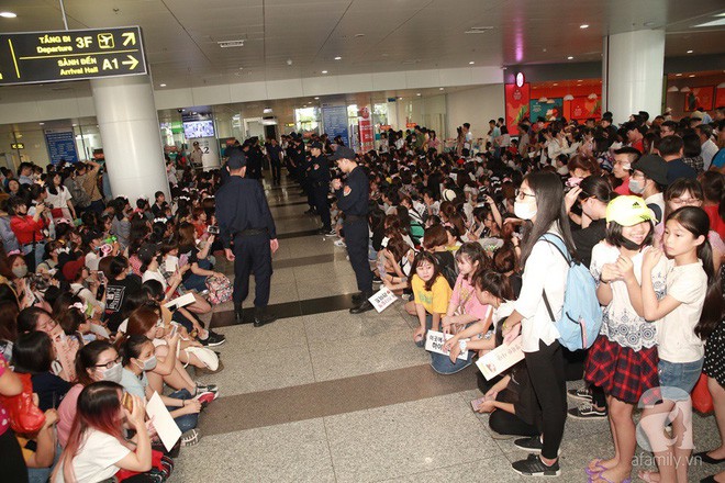 Quả bom sex Hyuna cùng dàn mỹ nam của Highlight chật vật di chuyển giữa biển fan Việt Nam - Ảnh 3.