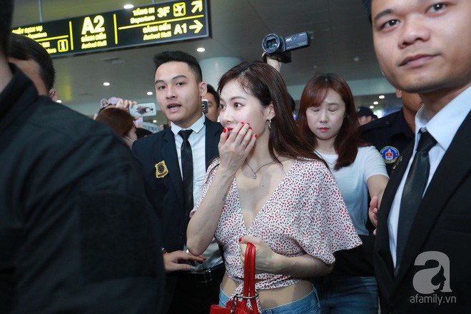 Quả bom sex Hyuna cùng dàn mỹ nam của Highlight chật vật di chuyển giữa biển fan Việt Nam - Ảnh 4.