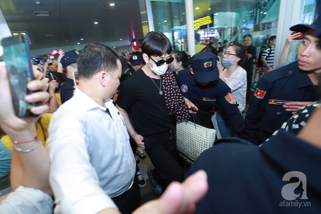 Quả bom sex Hyuna cùng dàn mỹ nam của Highlight chật vật di chuyển giữa biển fan Việt Nam - Ảnh 9.