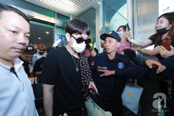 Quả bom sex Hyuna cùng dàn mỹ nam của Highlight chật vật di chuyển giữa biển fan Việt Nam - Ảnh 10.