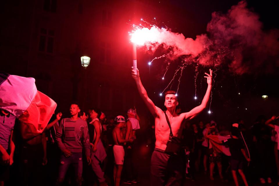 Tưởng tiếng pháo là tiếng xả súng, CĐV Pháp tạo nên một cảnh tượng gây hãi hùng - Ảnh 5. Tưởng tiếng pháo là tiếng xả súng, CĐV Pháp tạo nên một cảnh tượng gây hãi hùng - Ảnh 5.