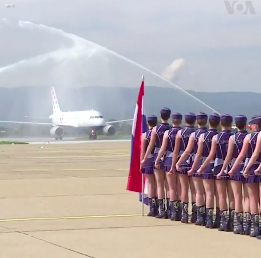 Tuyển Croatia đứng 6 tiếng trên xe buýt mới về đến trung tâm thủ đô - Ảnh 1. Tuyển Croatia đứng 6 tiếng trên xe buýt mới về đến trung tâm thủ đô - Ảnh 1.