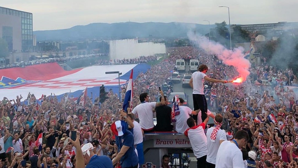 Tuyển Croatia đứng 6 tiếng trên xe buýt mới về đến trung tâm thủ đô - Ảnh 6. Tuyển Croatia đứng 6 tiếng trên xe buýt mới về đến trung tâm thủ đô - Ảnh 6.