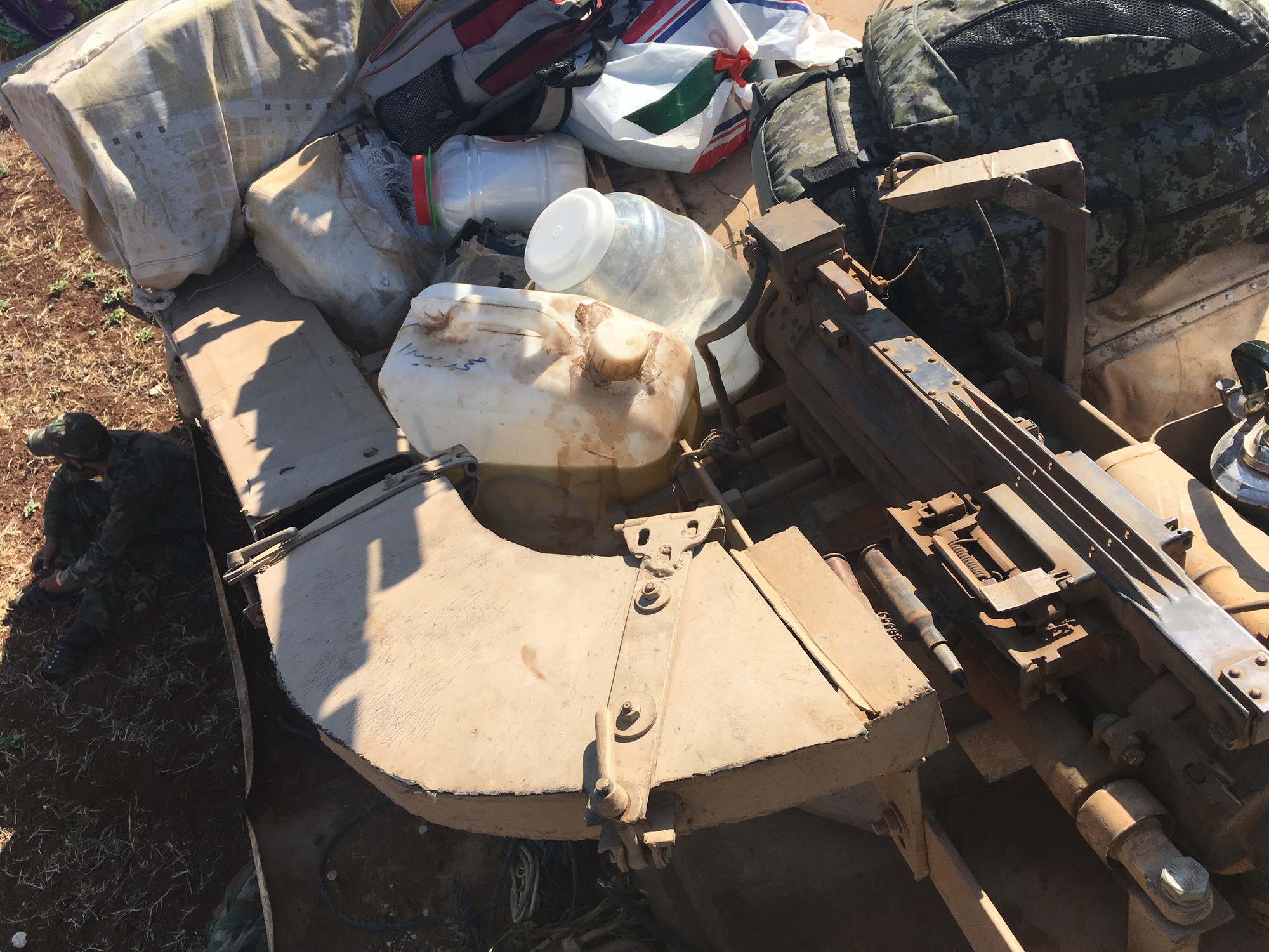 Phiến quân Syria độ chế trọng liên điều khiển từ xa cho xe tăng T-55 - Ảnh 2. Phiến quân Syria độ chế trọng liên điều khiển từ xa cho xe tăng T-55 - Ảnh 2.