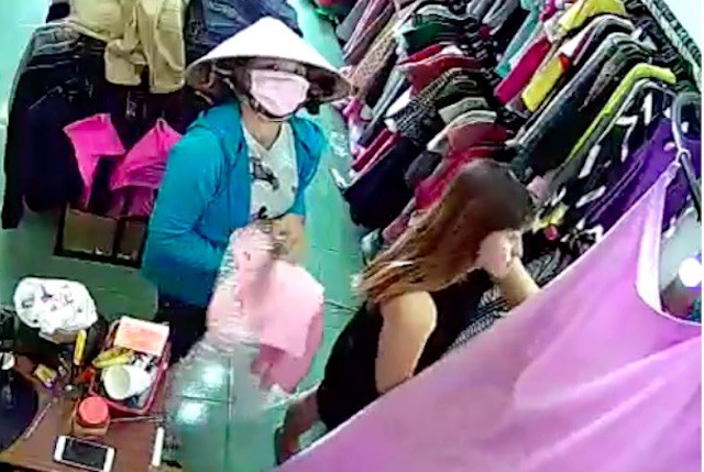 Nữ quái bịt mặt vào cửa hàng trộm điện thoại - Ảnh 1.