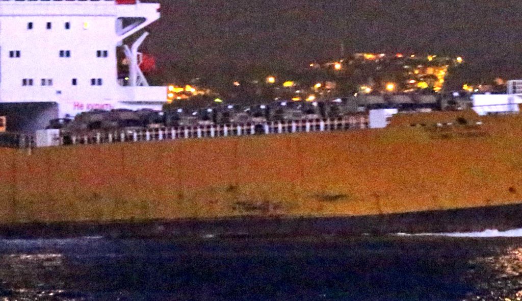 Nga bơm hàng nóng cho Syria: Chuyến tàu đặc biệt tới Tartus mang theo vũ khí gì lạ? - Ảnh 3. Nga bơm hàng nóng cho Syria: Chuyến tàu đặc biệt tới Tartus mang theo vũ khí gì lạ? - Ảnh 3.