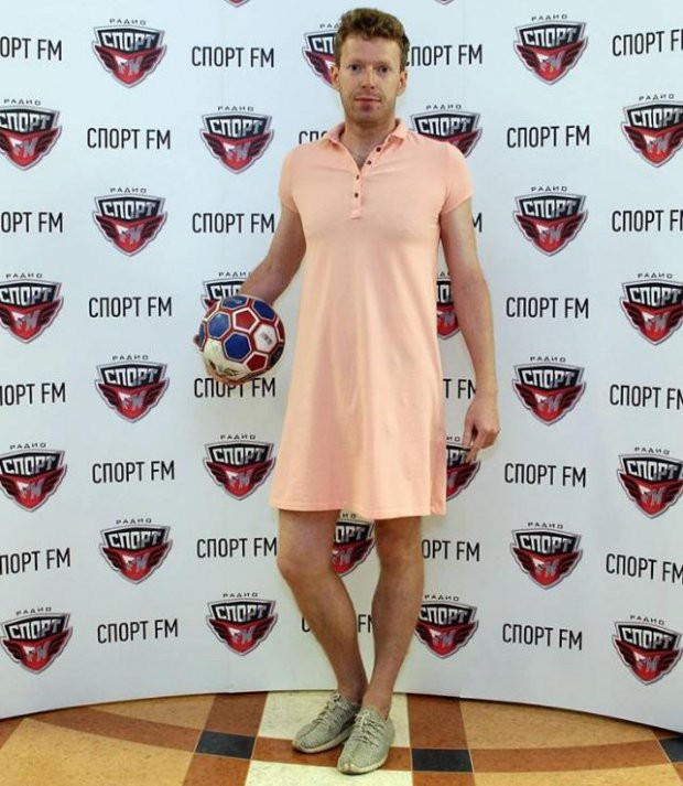 Nam phát thanh viên mặc váy đi làm, giữ đúng lời hứa sau khi chủ nhà Nga vào tứ kết World Cup 2018 2