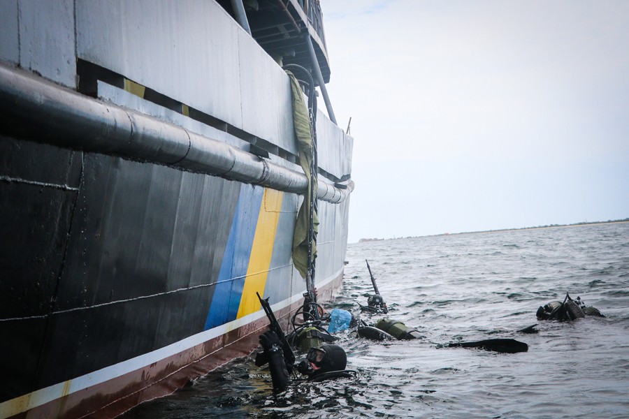 Người nhái Ukraine tập luyện tấn công Crimea: Đừng thách thức hệ thống phòng thủ Nga! - Ảnh 2. Người nhái Ukraine tập luyện tấn công Crimea: Đừng thách thức hệ thống phòng thủ Nga! - Ảnh 2.