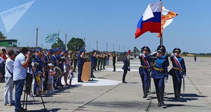 Nga đón phi công Su-25 rút khỏi Syria: Các bạn trở về như những người chiến thắng! - Ảnh 10. Nga đón phi công Su-25 rút khỏi Syria: Các bạn trở về như những người chiến thắng! - Ảnh 10.