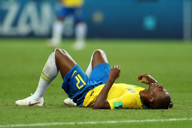 CĐV Brazil đau đớn, rơi nước mắt chứng kiến Brazil bị loại cay đắng - Ảnh 2.