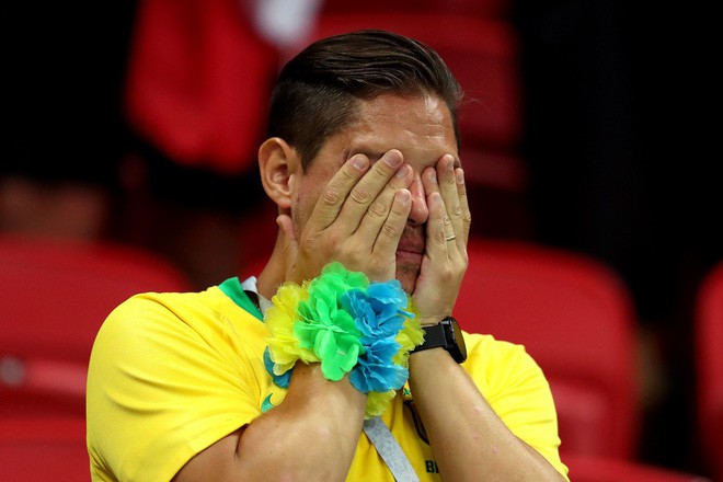 CĐV Brazil đau đớn, rơi nước mắt chứng kiến Brazil bị loại cay đắng 11