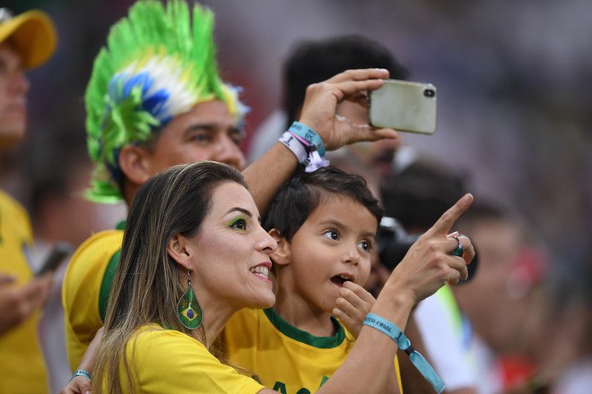 CĐV Brazil đau đớn, rơi nước mắt chứng kiến Brazil bị loại cay đắng - Ảnh 15. CĐV Brazil đau đớn, rơi nước mắt chứng kiến Brazil bị loại cay đắng 15