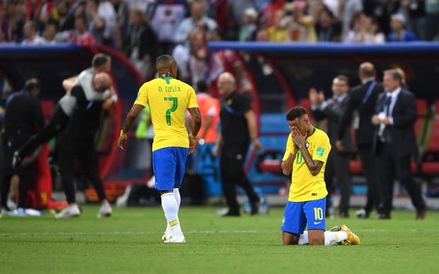 CĐV Brazil đau đớn, rơi nước mắt chứng kiến Brazil bị loại cay đắng - Ảnh 21.