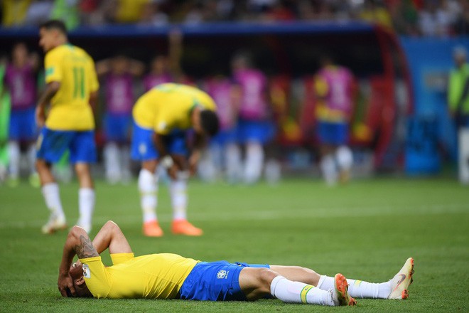 CĐV Brazil đau đớn, rơi nước mắt chứng kiến Brazil bị loại cay đắng - Ảnh 4. CĐV Brazil đau đớn, rơi nước mắt chứng kiến Brazil bị loại cay đắng 3