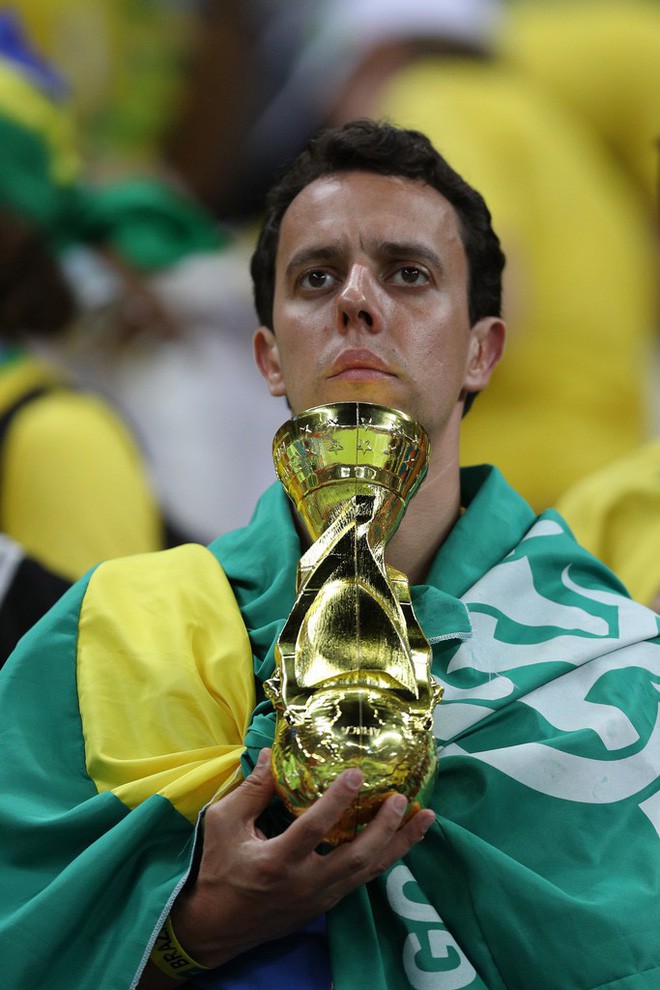 CĐV Brazil đau đớn, rơi nước mắt chứng kiến Brazil bị loại cay đắng 7