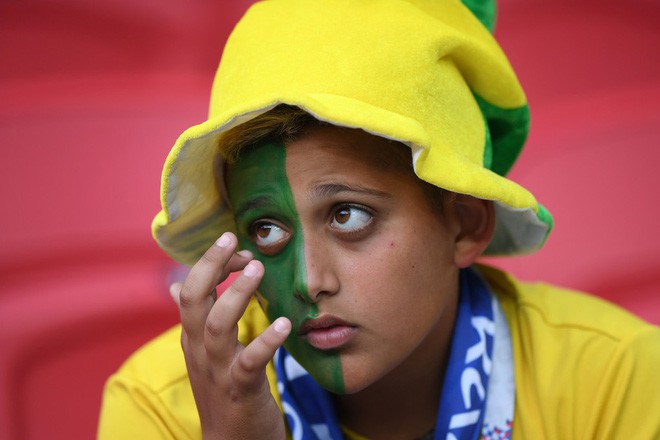 CĐV Brazil đau đớn, rơi nước mắt chứng kiến Brazil bị loại cay đắng - Ảnh 9.