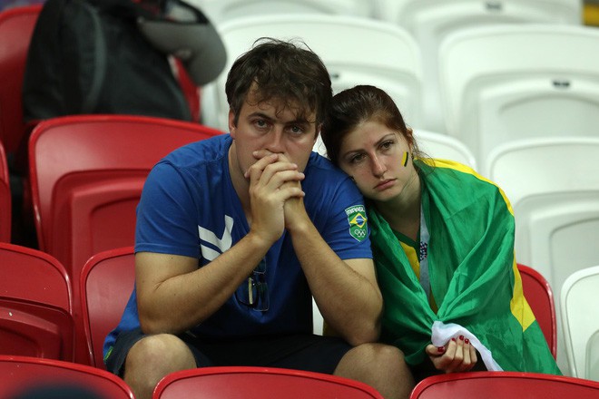 CĐV Brazil đau đớn, rơi nước mắt chứng kiến Brazil bị loại cay đắng 10