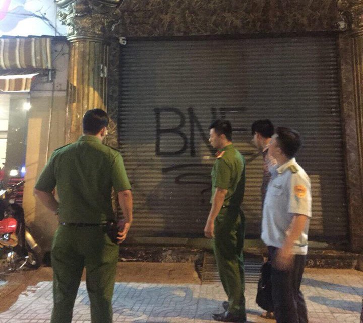 Đột kích nhà hàng ở trung tâm TP.HCM, các tiếp viên ăn mặc hở hang bỏ chạy tán loạn - ảnh 1 Nhà hàng bị kiểm tra, các tiếp viên ăn mặc hở hang bỏ chạy tán loạn - Ảnh 2.