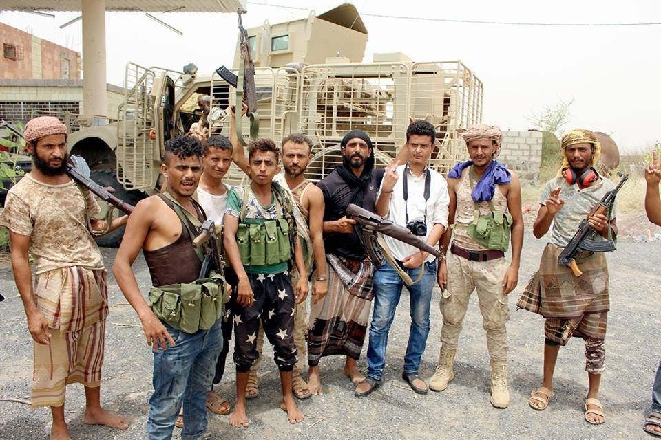 Xe thiết giáp liên quân Saudi Arabia bị bắn cháy như ngả rạ: Từ Mỹ hay Anh đều tan xác - Ảnh 2. Xe thiết giáp liên quân Saudi Arabia bị bắn cháy như ngả rạ: Từ Mỹ hay Anh đều tan xác - Ảnh 2.