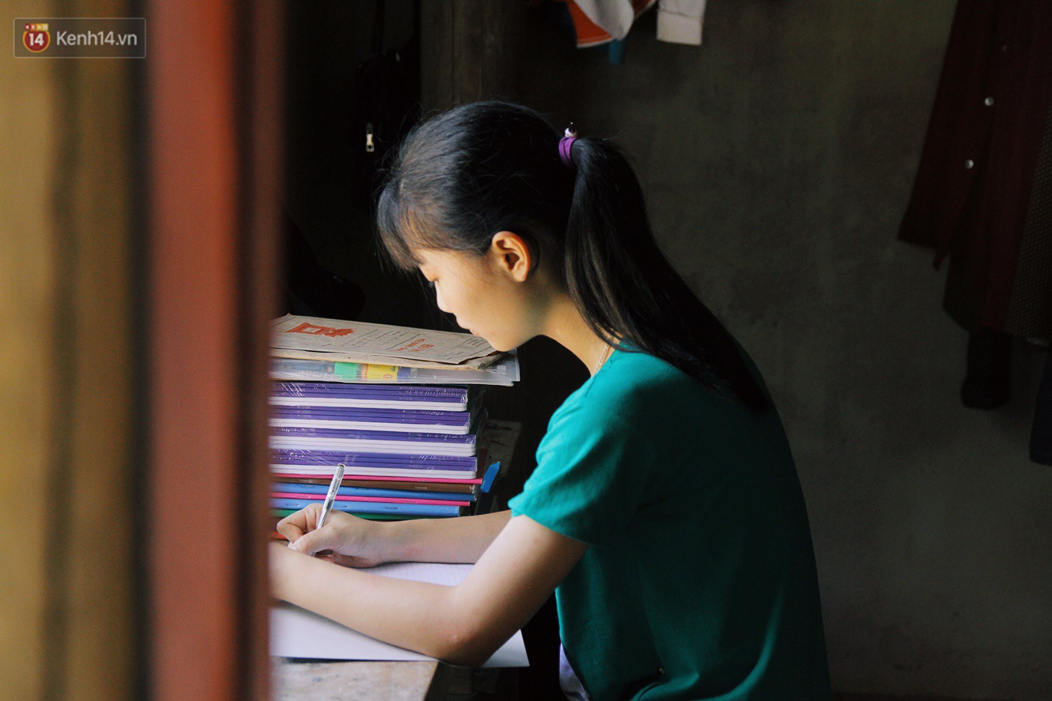 Nữ thủ khoa dân tộc Mường từng gạt nước mắt từ bỏ giảng đường: Nhờ cô giáo và mọi người, em được đi học rồi! - ảnh 1 Nữ thủ khoa dân tộc Mường từng gạt nước mắt từ bỏ giảng đường: Nhờ cô giáo và mọi người, em được đi học rồi! - Ảnh 1.