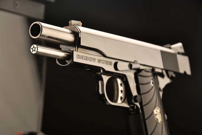 Chiêm ngưỡng cặp súng ngắn M1911 đối xứng gương siêu đẹp, siêu đắt - Ảnh 10. Chiêm ngưỡng cặp súng ngắn M1911 đối xứng gương siêu đẹp, siêu đắt - Ảnh 10.