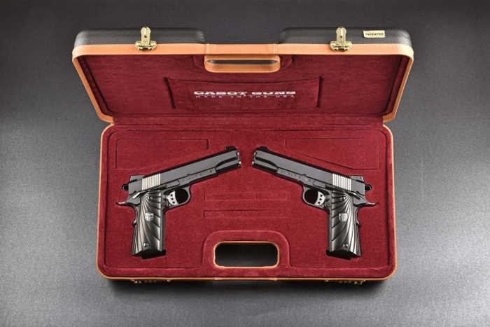 Chiêm ngưỡng cặp súng ngắn M1911 đối xứng gương siêu đẹp, siêu đắt - Ảnh 11. Chiêm ngưỡng cặp súng ngắn M1911 đối xứng gương siêu đẹp, siêu đắt - Ảnh 11.