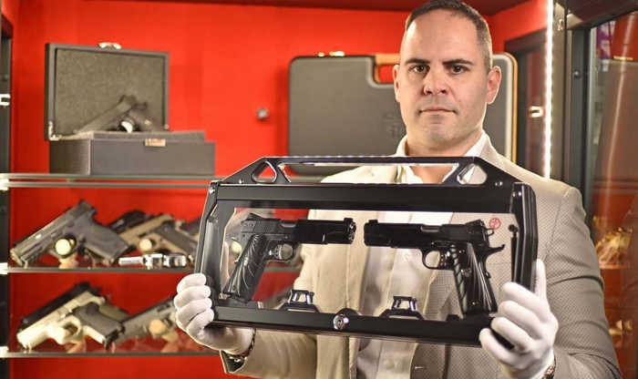 Chiêm ngưỡng cặp súng ngắn M1911 đối xứng gương siêu đẹp, siêu đắt - Ảnh 18. Chiêm ngưỡng cặp súng ngắn M1911 đối xứng gương siêu đẹp, siêu đắt - Ảnh 18.