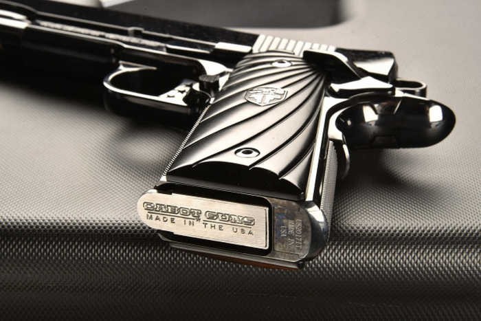 Chiêm ngưỡng cặp súng ngắn M1911 đối xứng gương siêu đẹp, siêu đắt - Ảnh 2. Chiêm ngưỡng cặp súng ngắn M1911 đối xứng gương siêu đẹp, siêu đắt - Ảnh 2.