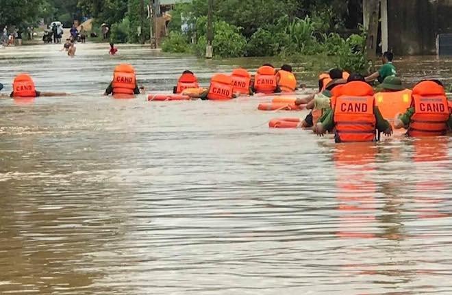 Mưa lũ làm quốc lộ ngập sâu, lợn treo trên cao, gà nhảy lên cây trốn lũ ở Nghệ An - Ảnh 8.