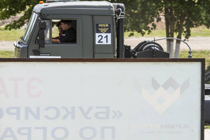 Nữ quân nhân Nga thuần phục mãnh thú bọc thép tại Army Games 2018 - Ảnh 6. Nữ quân nhân Nga thuần phục mãnh thú bọc thép tại Army Games 2018 - Ảnh 6.