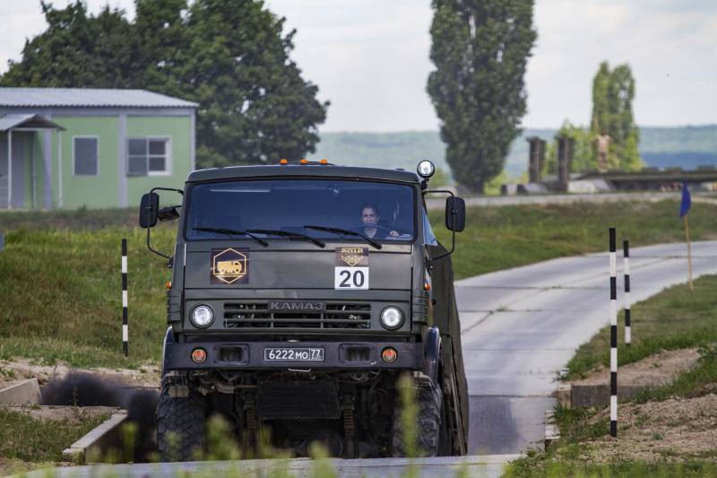 Nữ quân nhân Nga thuần phục mãnh thú bọc thép tại Army Games 2018 - Ảnh 3. Nữ quân nhân Nga thuần phục mãnh thú bọc thép tại Army Games 2018 - Ảnh 3.