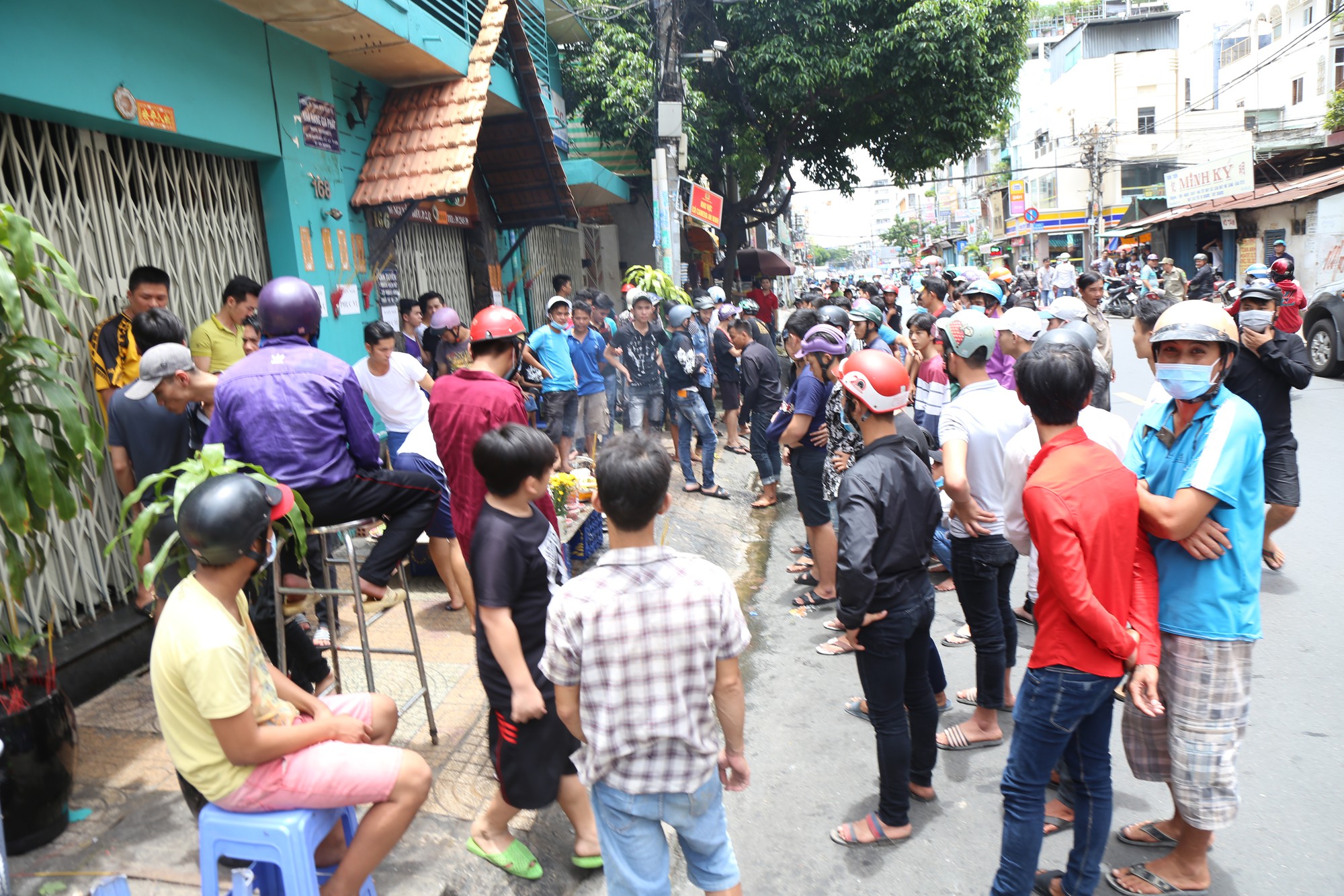 Cả trăm người lao vào tranh cướp, suýt ẩu đả vì giật tiền cúng cô hồn ở Sài Gòn - Ảnh 2. Cả trăm người lao vào tranh cướp, suýt ẩu đả vì giật tiền cúng cô hồn ở Sài Gòn - Ảnh 2.