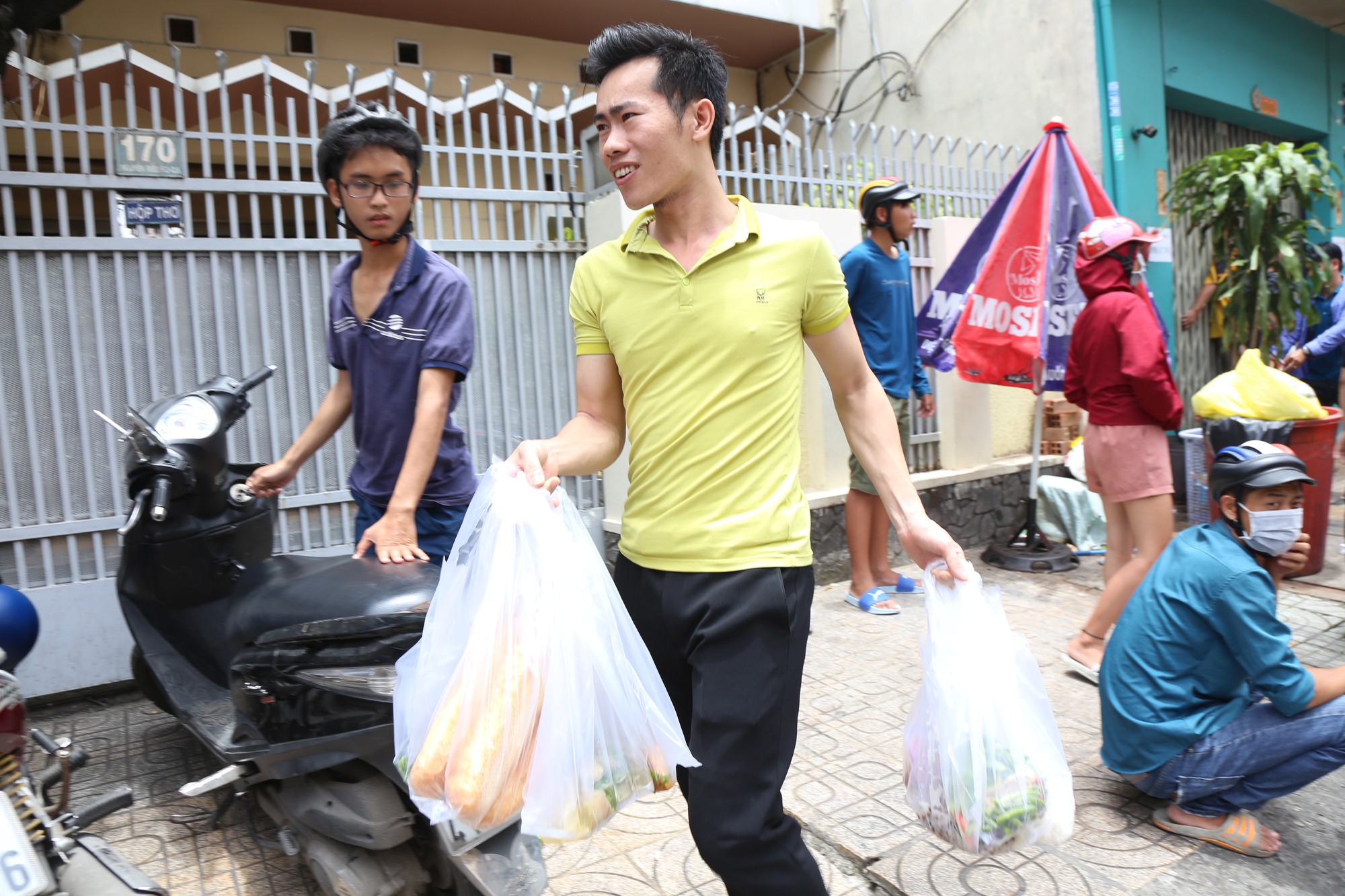 Cả trăm người lao vào tranh cướp, suýt ẩu đả vì giật tiền cúng cô hồn ở Sài Gòn - Ảnh 3. Cả trăm người lao vào tranh cướp, suýt ẩu đả vì giật tiền cúng cô hồn ở Sài Gòn - Ảnh 3.