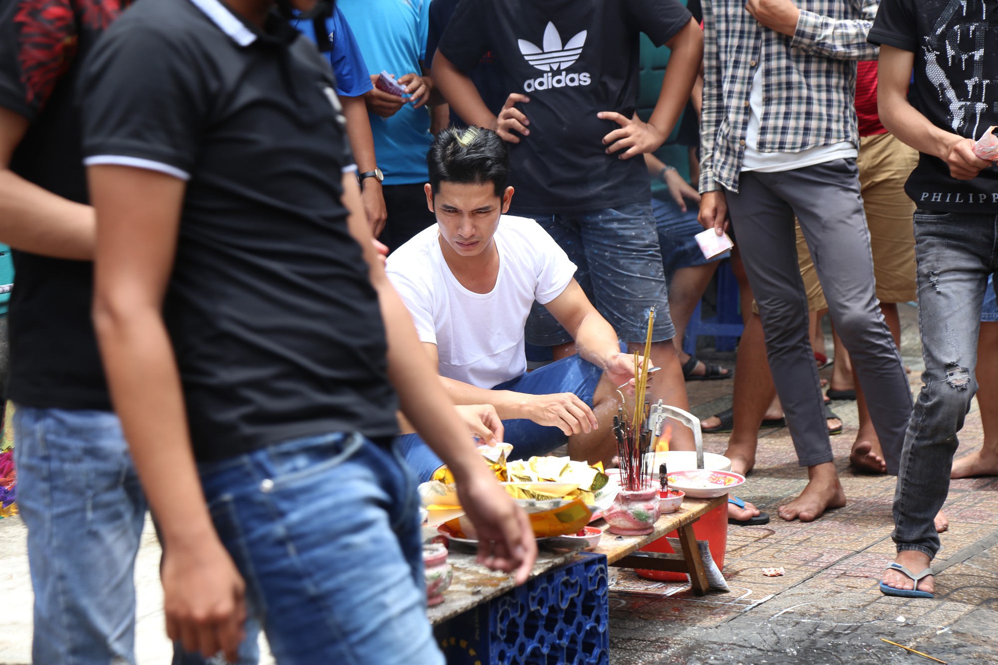 Cả trăm người lao vào tranh cướp, suýt ẩu đả vì giật tiền cúng cô hồn ở Sài Gòn - Ảnh 4. Cả trăm người lao vào tranh cướp, suýt ẩu đả vì giật tiền cúng cô hồn ở Sài Gòn - Ảnh 4.