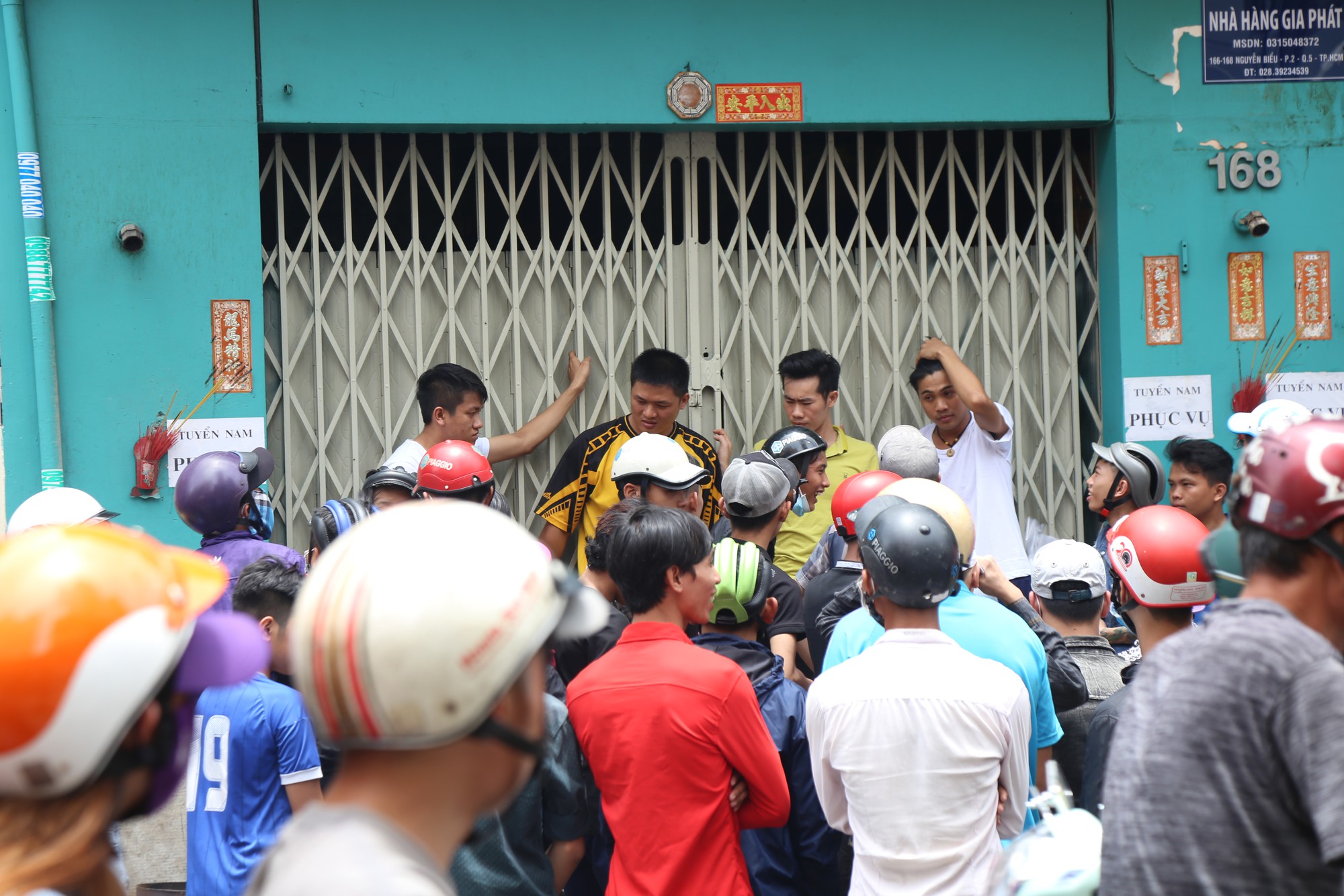 Cả trăm người lao vào tranh cướp, suýt ẩu đả vì giật tiền cúng cô hồn ở Sài Gòn - Ảnh 5. Cả trăm người lao vào tranh cướp, suýt ẩu đả vì giật tiền cúng cô hồn ở Sài Gòn - Ảnh 5.