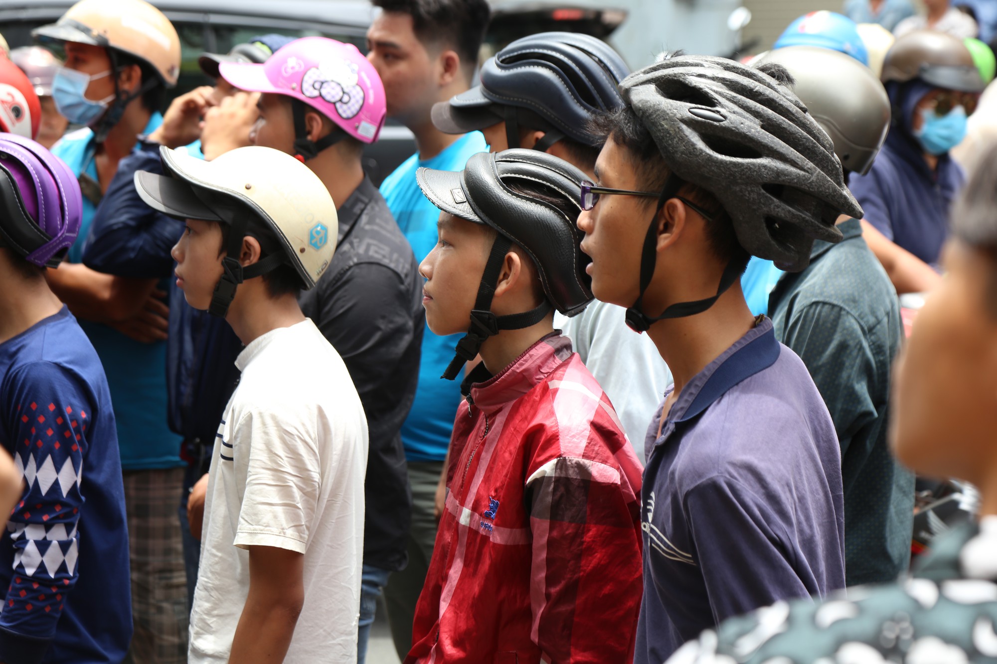 Cả trăm người lao vào tranh cướp, suýt ẩu đả vì giật tiền cúng cô hồn ở Sài Gòn - Ảnh 6. Cả trăm người lao vào tranh cướp, suýt ẩu đả vì giật tiền cúng cô hồn ở Sài Gòn - Ảnh 6.