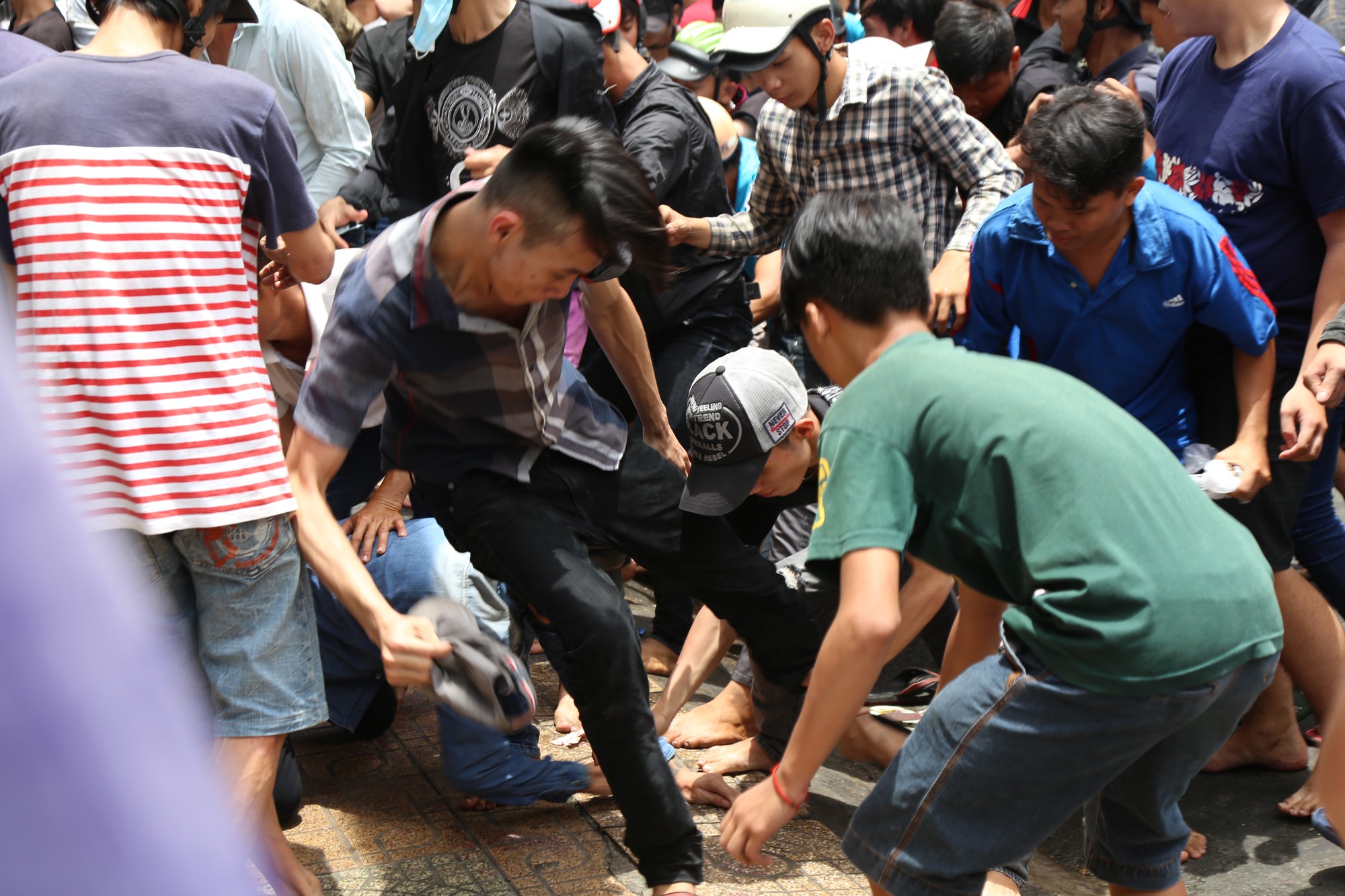 Cả trăm người lao vào tranh cướp, suýt ẩu đả vì giật tiền cúng cô hồn ở Sài Gòn - Ảnh 7. Cả trăm người lao vào tranh cướp, suýt ẩu đả vì giật tiền cúng cô hồn ở Sài Gòn - Ảnh 7.