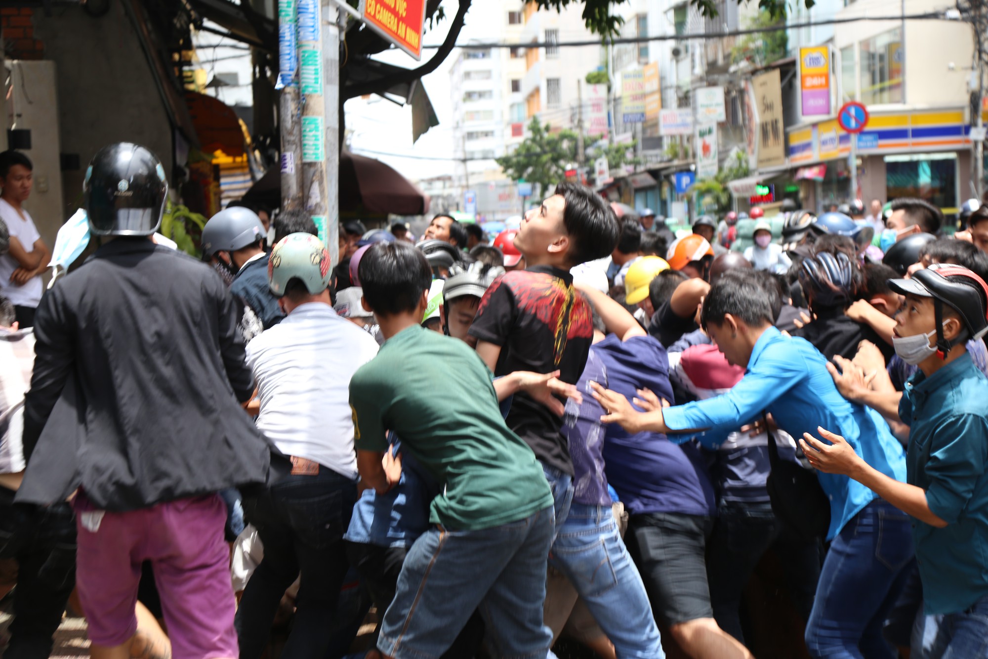 Cả trăm người lao vào tranh cướp, suýt ẩu đả vì giật tiền cúng cô hồn ở Sài Gòn - Ảnh 8. Cả trăm người lao vào tranh cướp, suýt ẩu đả vì giật tiền cúng cô hồn ở Sài Gòn - Ảnh 8.