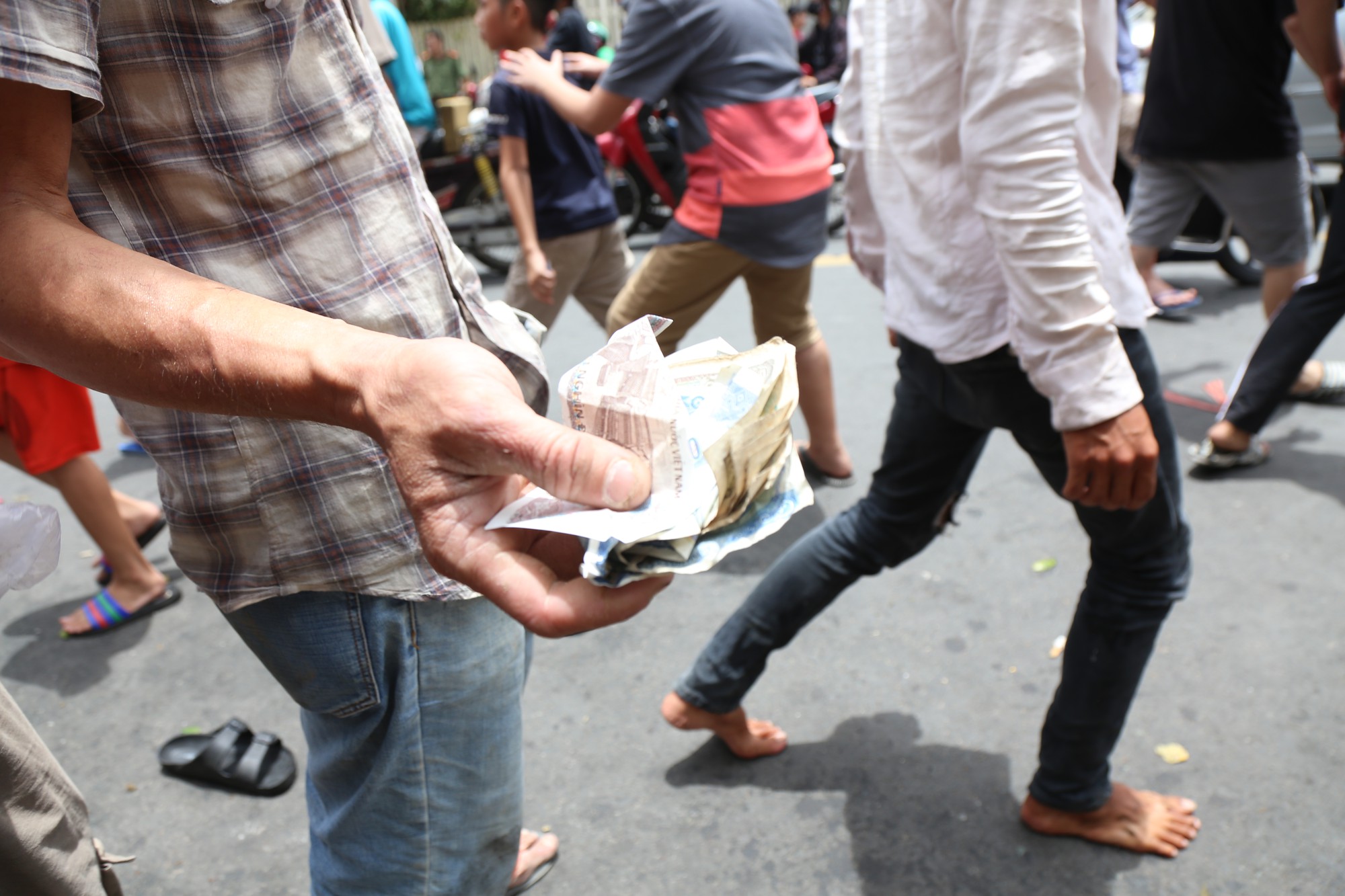 Cả trăm người lao vào tranh cướp, suýt ẩu đả vì giật tiền cúng cô hồn ở Sài Gòn - Ảnh 9. Cả trăm người lao vào tranh cướp, suýt ẩu đả vì giật tiền cúng cô hồn ở Sài Gòn - Ảnh 9.