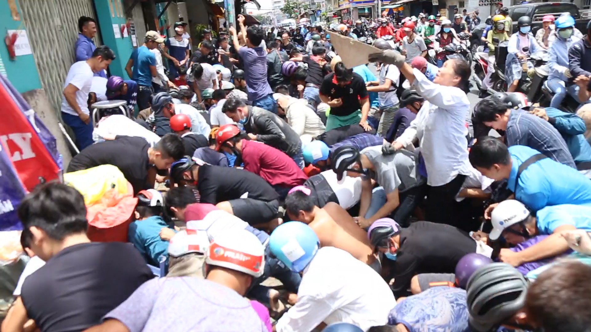 Cả trăm người lao vào tranh cướp, suýt ẩu đả vì giật tiền cúng cô hồn ở Sài Gòn - Ảnh 10. Cả trăm người lao vào tranh cướp, suýt ẩu đả vì giật tiền cúng cô hồn ở Sài Gòn - Ảnh 10.