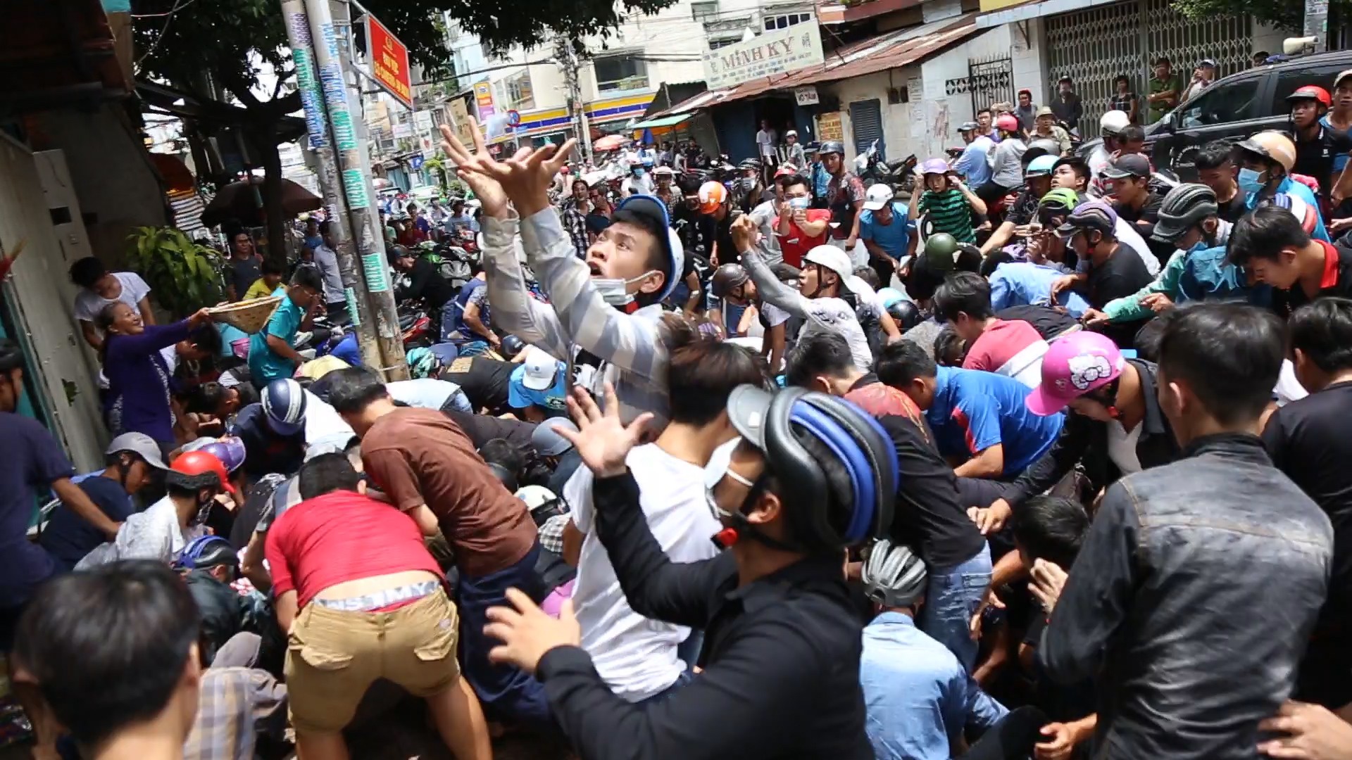 Cả trăm người lao vào tranh cướp, suýt ẩu đả vì giật tiền cúng cô hồn ở Sài Gòn - Ảnh 11. Cả trăm người lao vào tranh cướp, suýt ẩu đả vì giật tiền cúng cô hồn ở Sài Gòn - Ảnh 11.